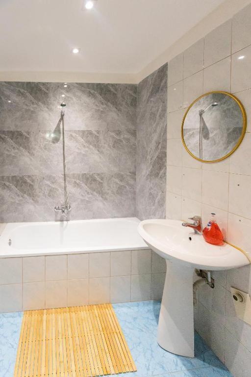 Light-2 Lovely Apartment In تيرانا المظهر الخارجي الصورة